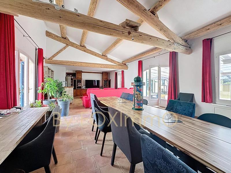 Propriété - 653 m² - 28 pièces