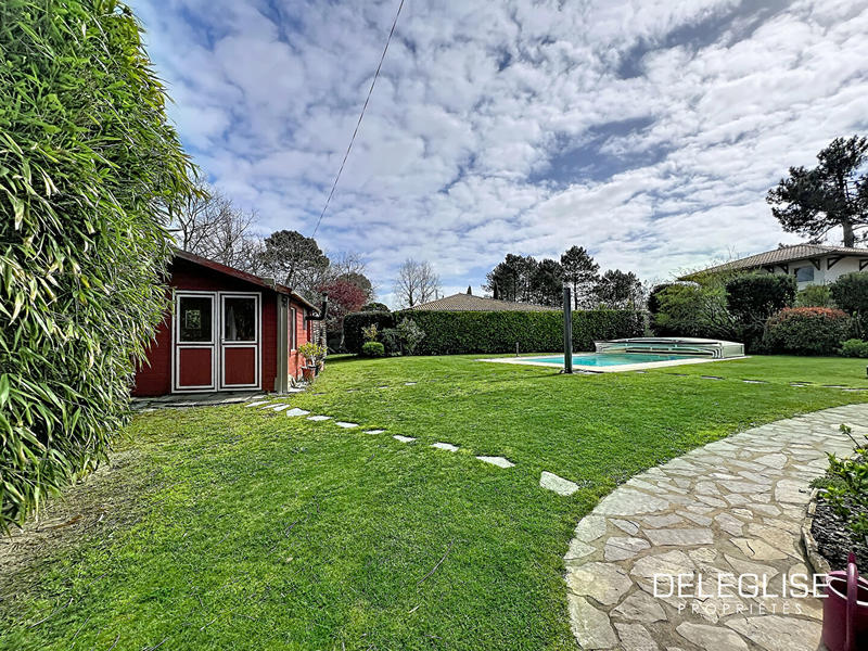 Maison - 235 m² - 9 pièces