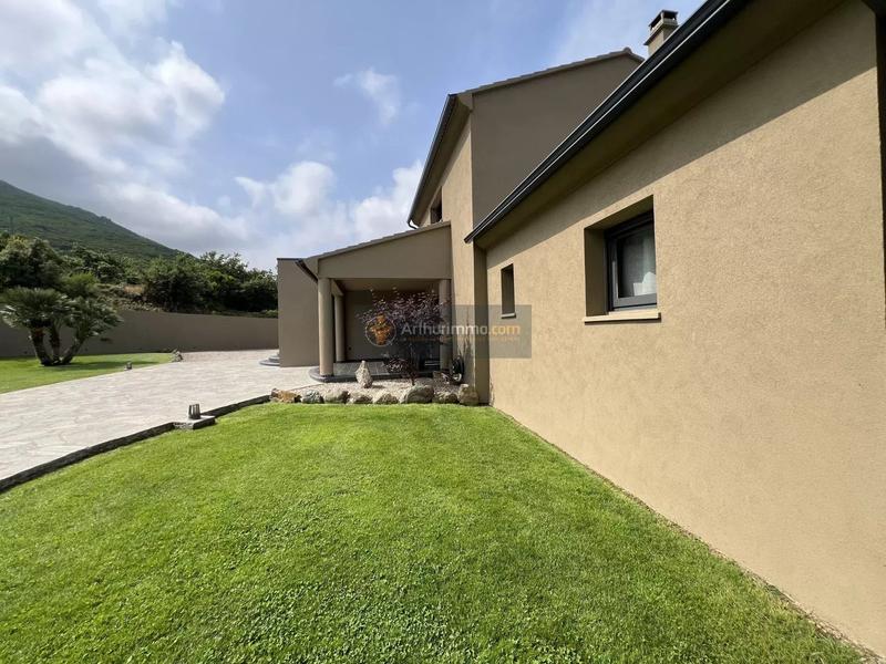 Maison - 219 m² - 6 pièces