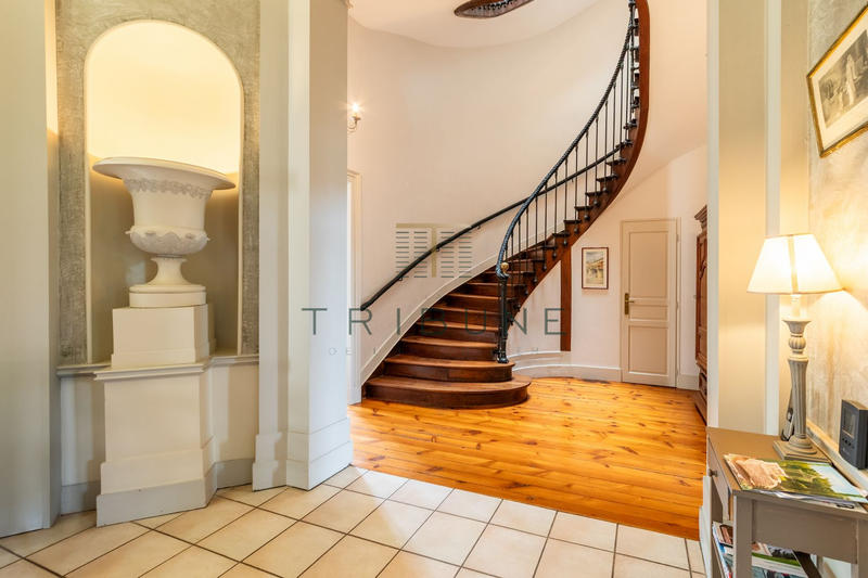 Propriété - 666 m² - 15 pièces