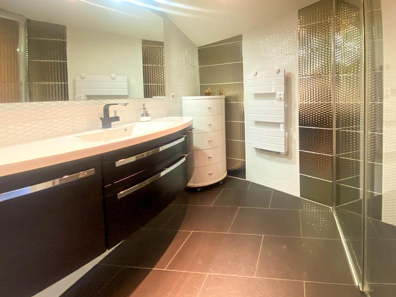 Maison - 334 m² - 8 pièces