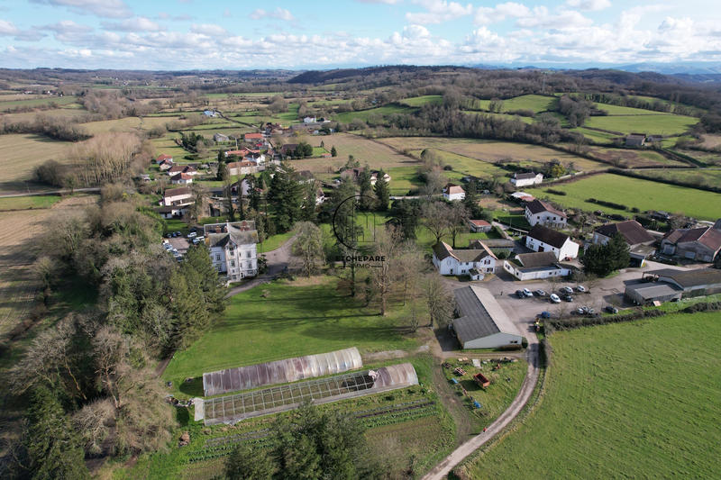 Propriété - 1 200 m² - 50 pièces