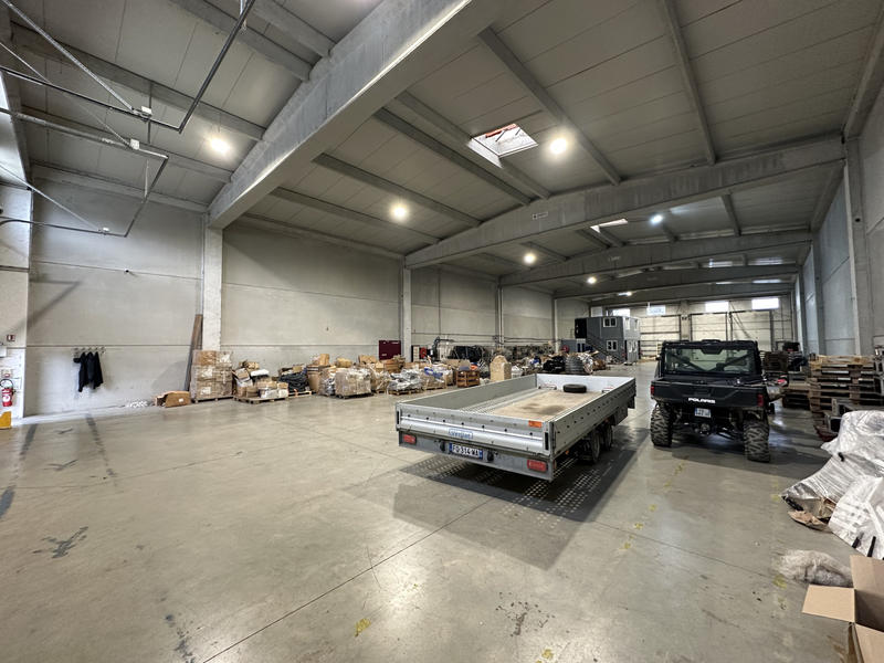 Local d'activités - 880 m²