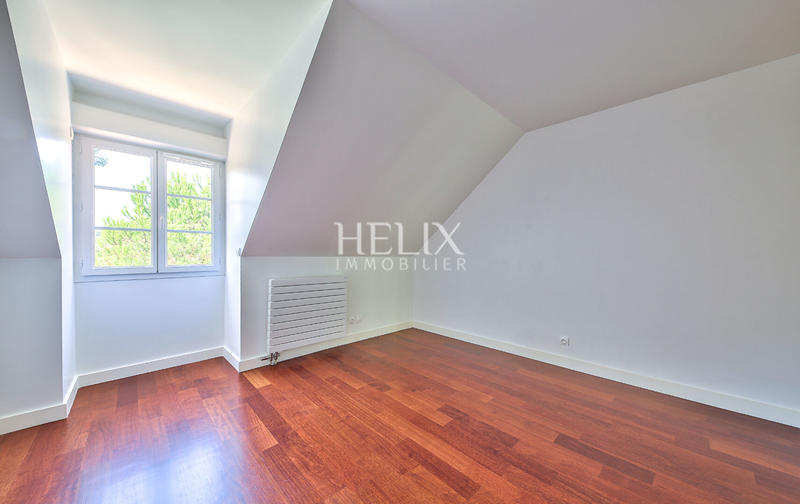 Maison - 240 m² - 8 pièces