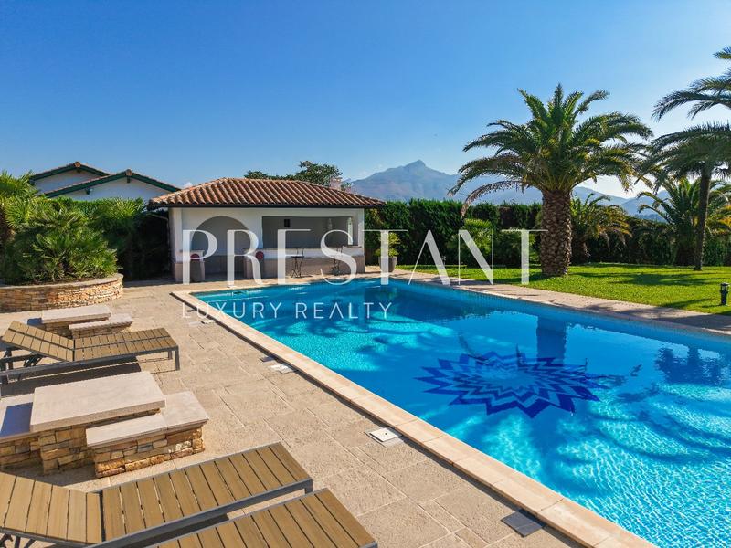 Maison - 294 m² - 9 pièces