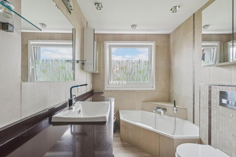 Maison - 247 m² - 8 pièces