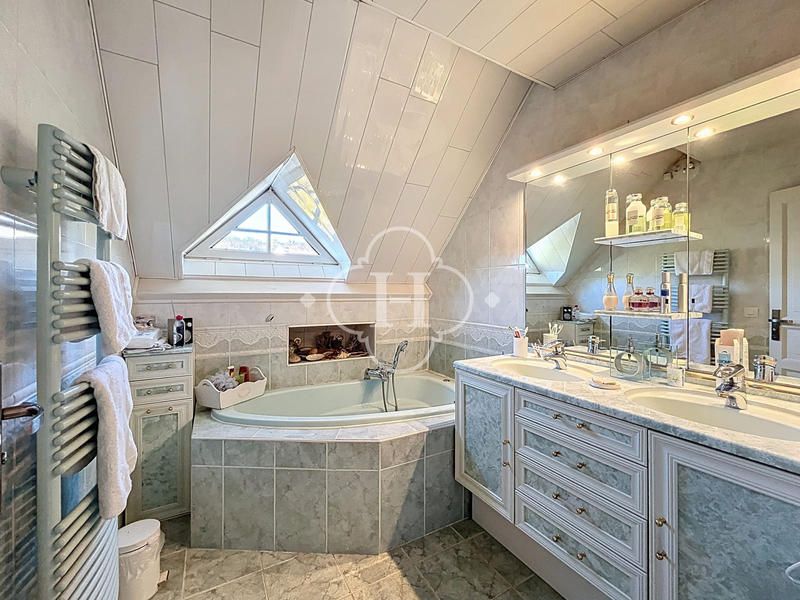 Maison traditionnelle - 185 m² - 8 pièces