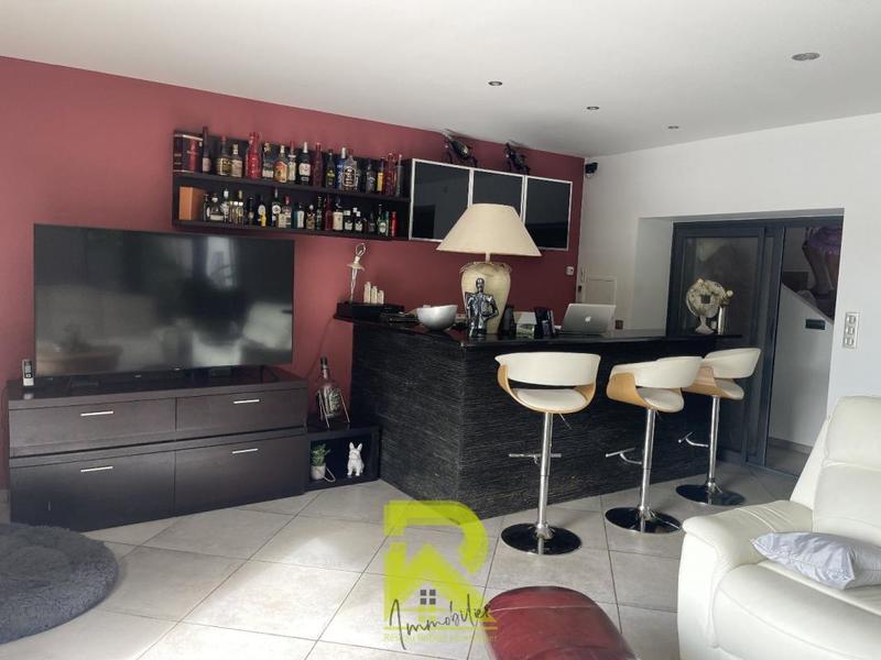 Propriété - 211 m² - 6 pièces