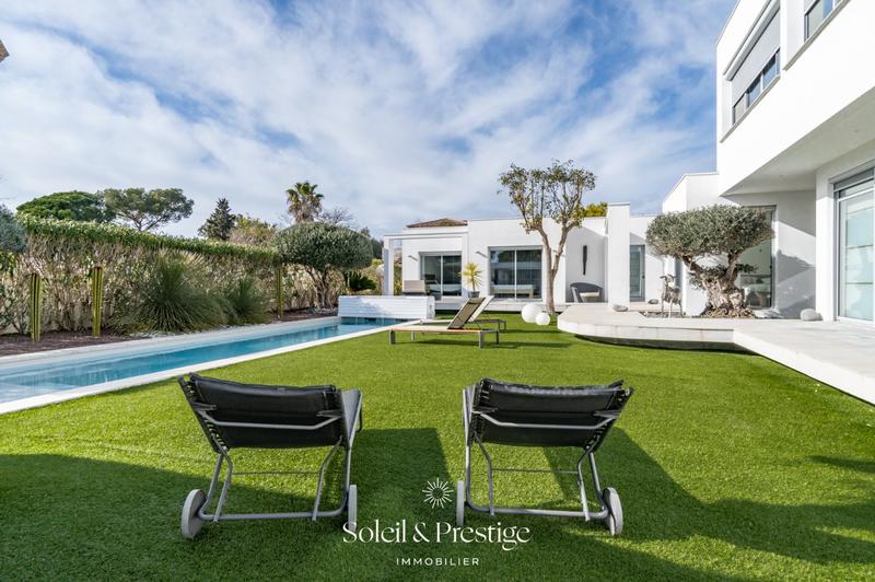 Maison - 313 m² - 8 pièces