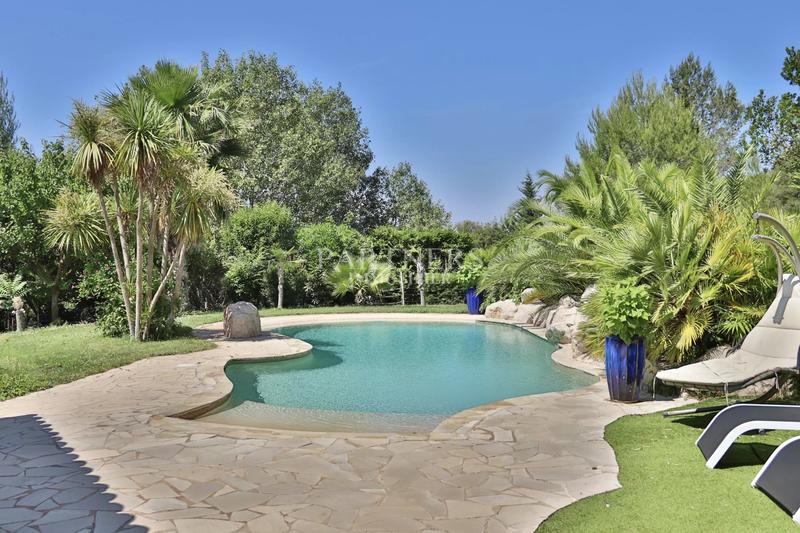 Maison - 240 m² - 9 pièces