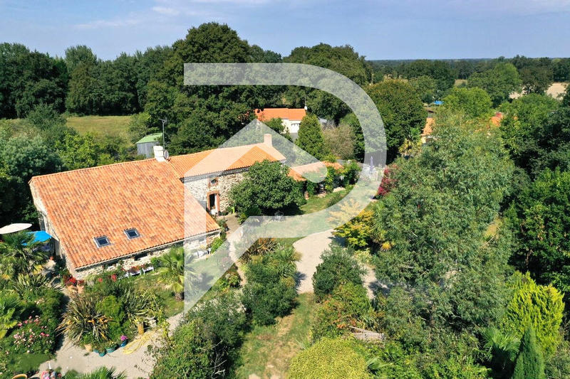 Maison - 229 m² - 7 pièces