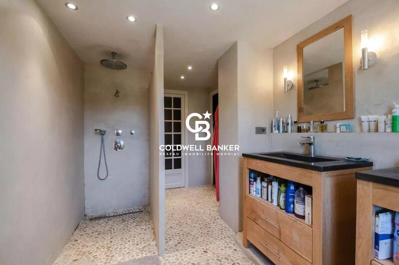 Maison - 670 m² - 10 pièces