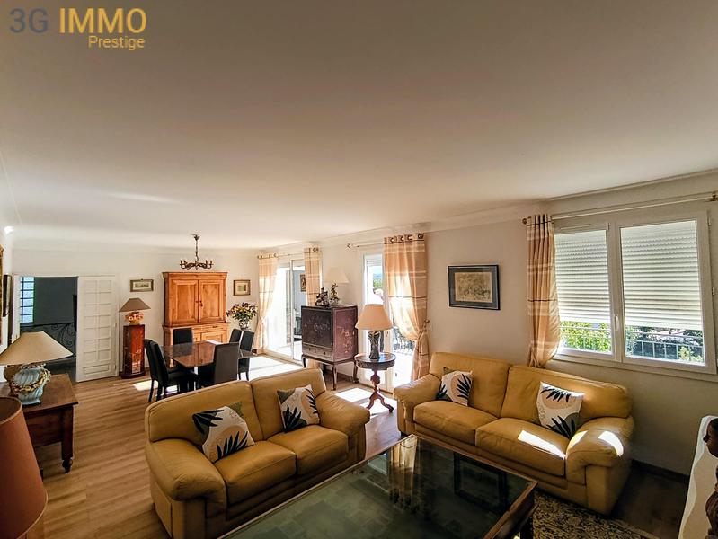 Villa - 247 m² - 8 pièces