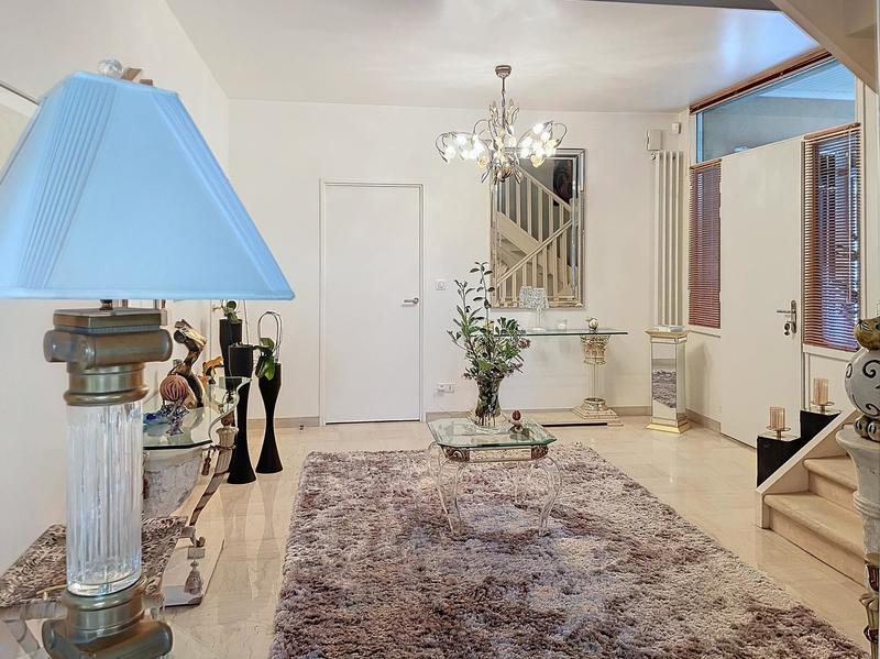 Maison - 242 m² - 7 pièces