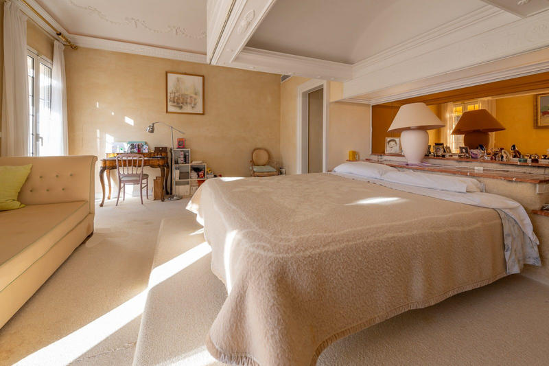 Villa - 857 m² - 15 pièces