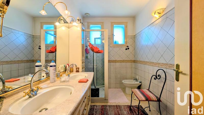 Maison - 242 m² - 7 pièces