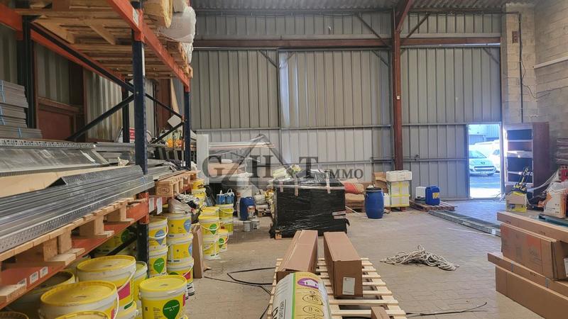 Entrepôt - 608 m²