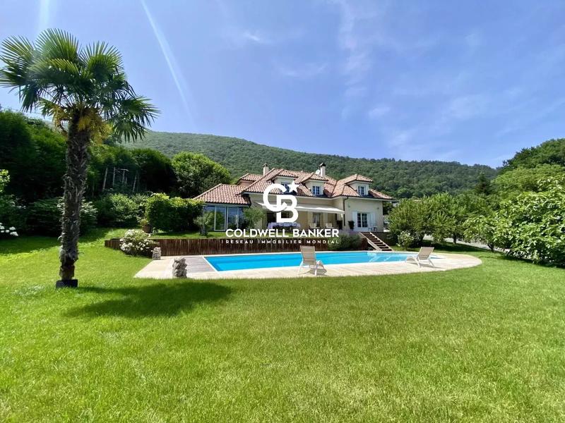 Maison - 312 m² - 6 pièces