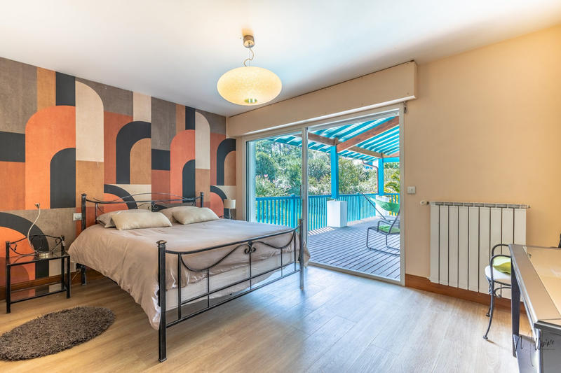 Maison - 300 m² - 7 pièces