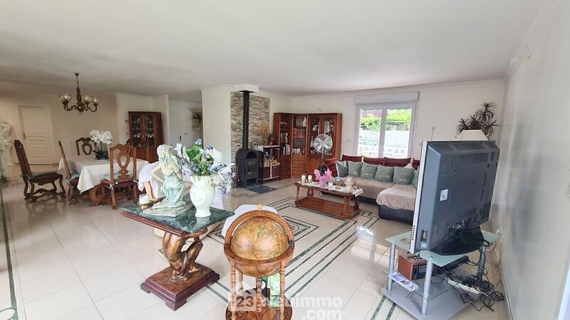 Maison - 233 m² - 8 pièces