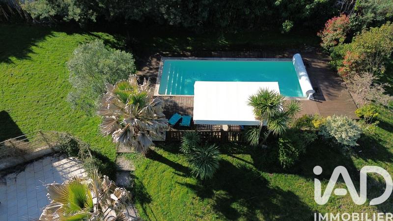 Maison - 242 m² - 9 pièces