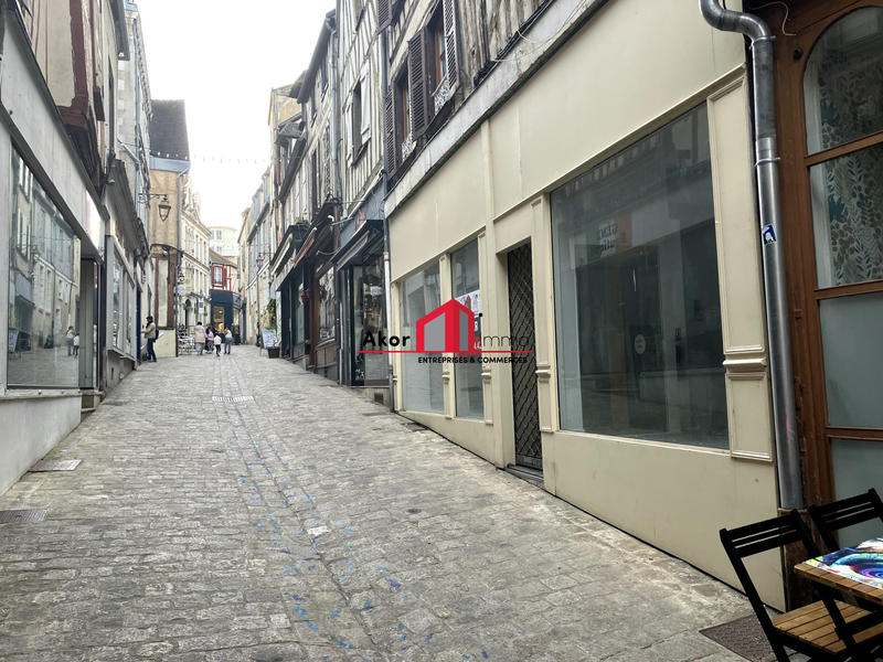 Local commercial - 130 m² - 1 pièce