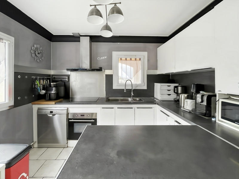 Maison - 216 m² - 9 pièces