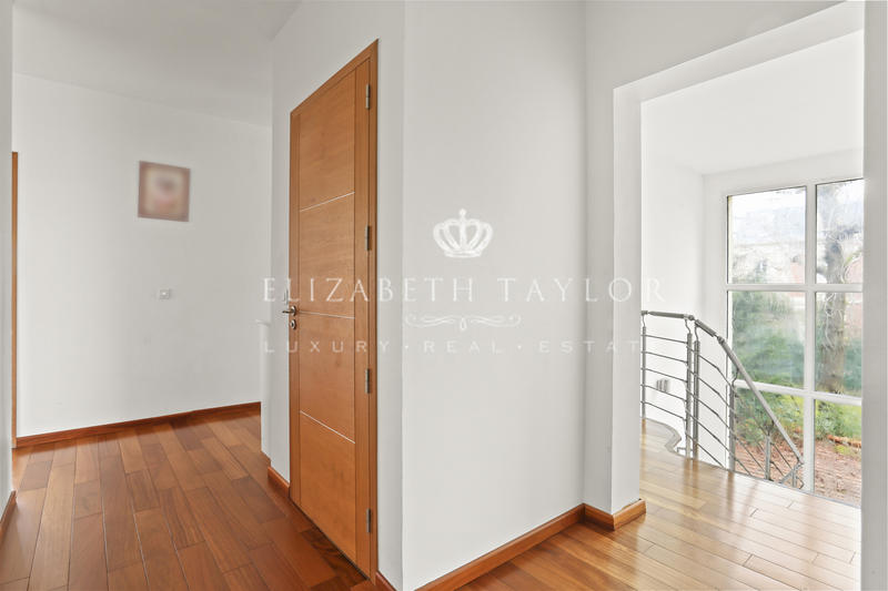 Maison - 450 m² - 11 pièces