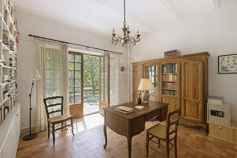 Maison - 243 m² - 9 pièces