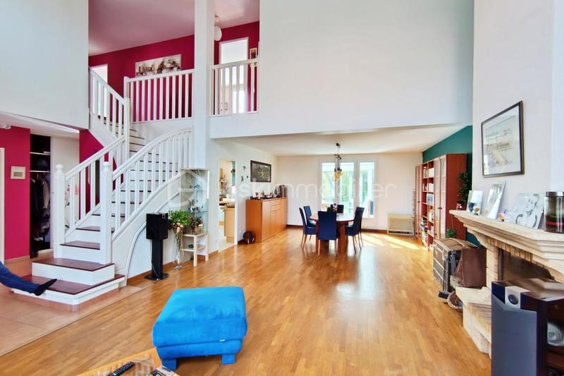 Maison - 210 m² - 8 pièces