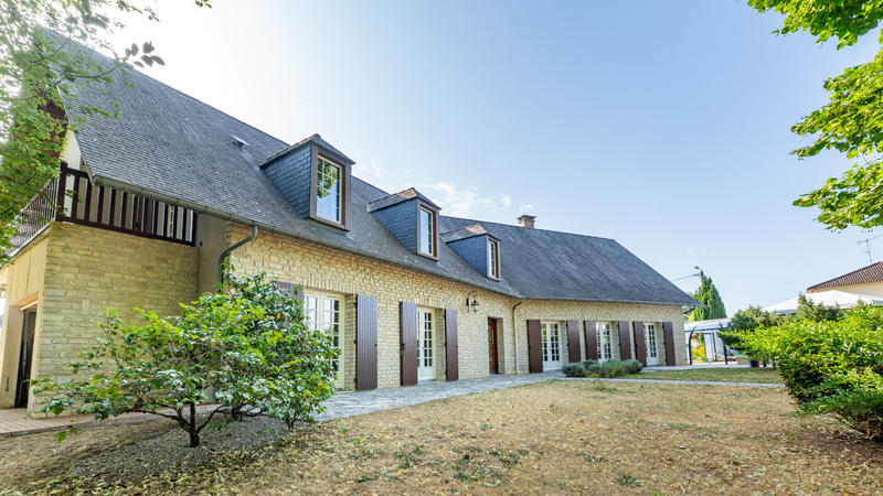 Maison - 325 m² - 7 pièces