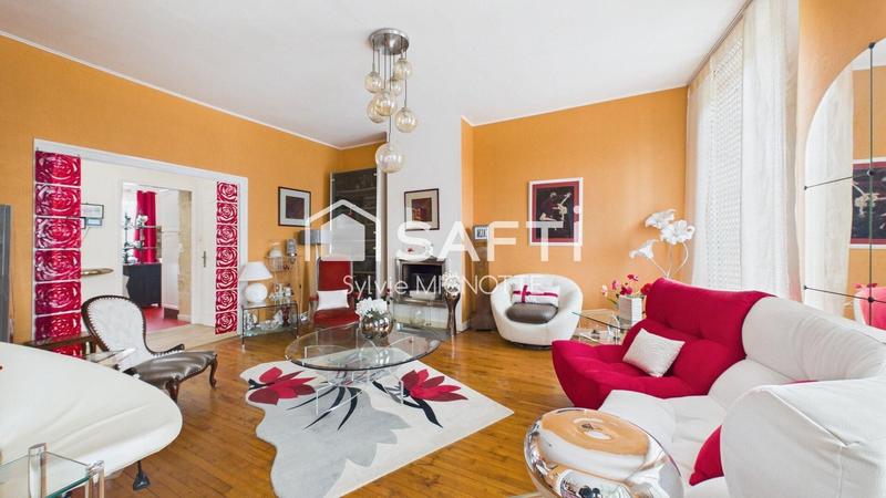 Maison - 302 m² - 11 pièces