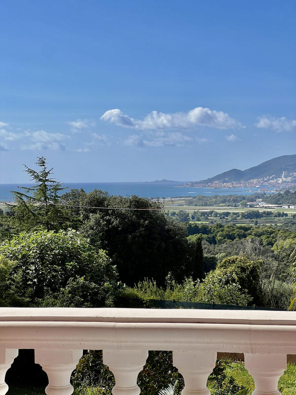 Villa - 273 m² - 6 pièces