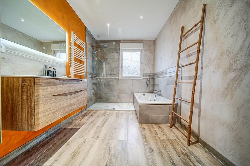 Maison - 104 m² - 4 pièces