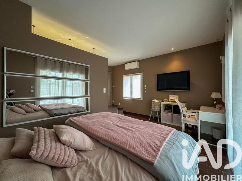 Maison - 225 m² - 7 pièces