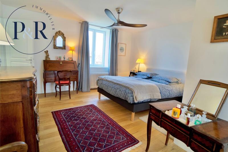 Maison - 222 m² - 8 pièces