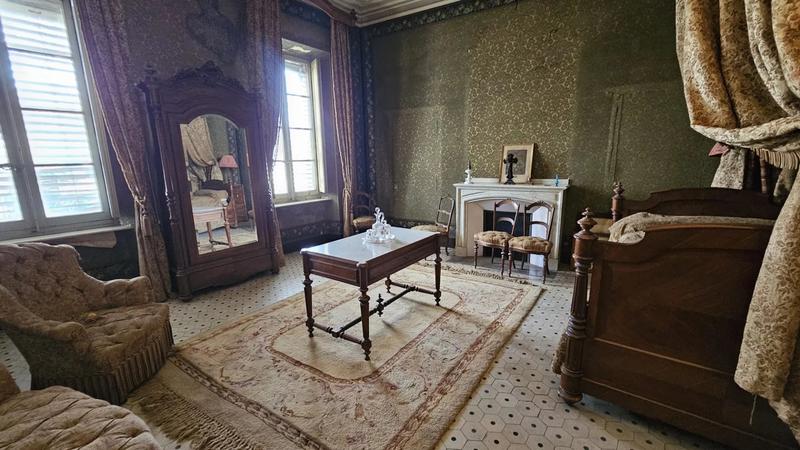 Maison - 640 m² - 12 pièces