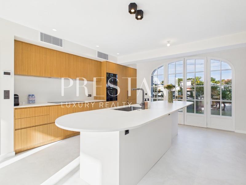 Maison - 290 m² - 8 pièces