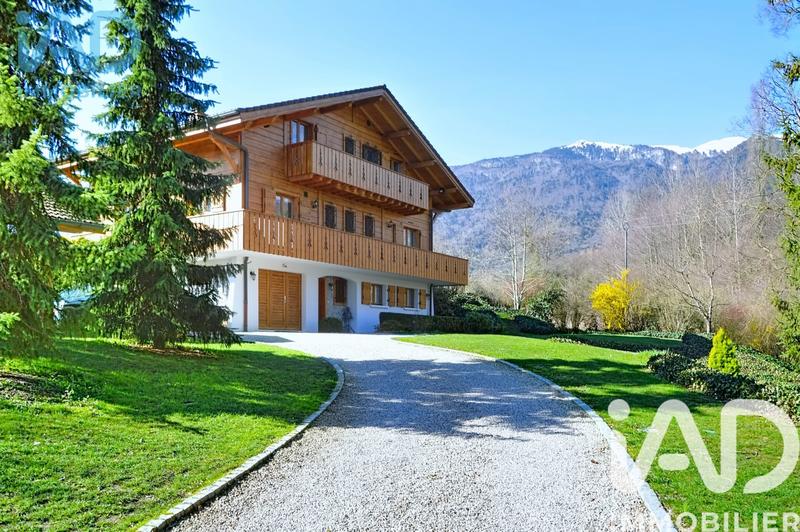 Maison - 230 m² - 8 pièces