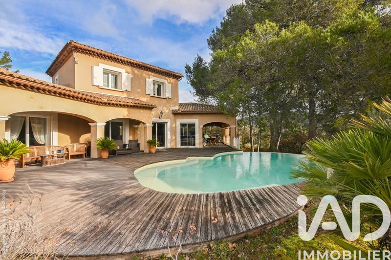 Maison - 210 m² - 7 pièces