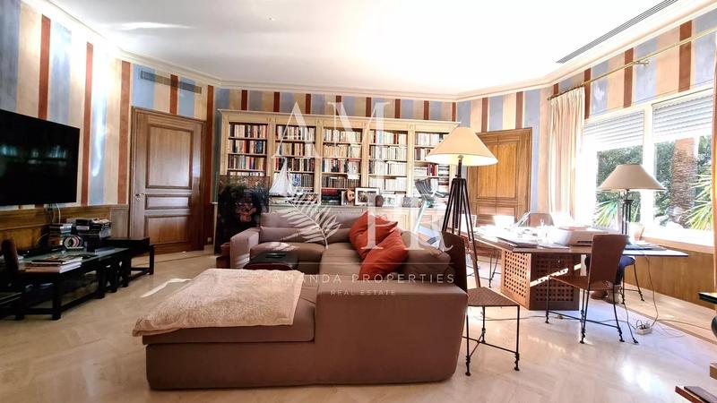 Maison - 682 m² - 11 pièces