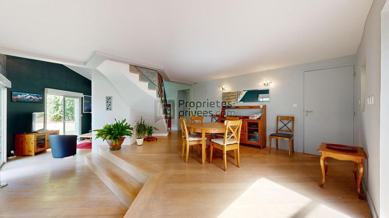 Maison - 250 m² - 6 pièces