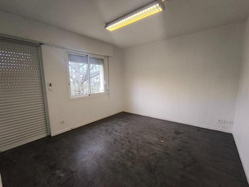 Local commercial - 250 m² - 4 pièces