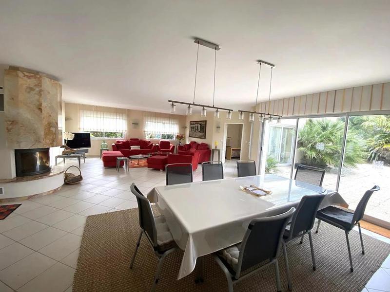 Propriété - 240 m² - 6 pièces