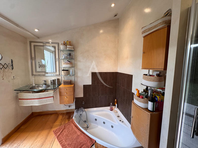 Maison - 259 m² - 8 pièces