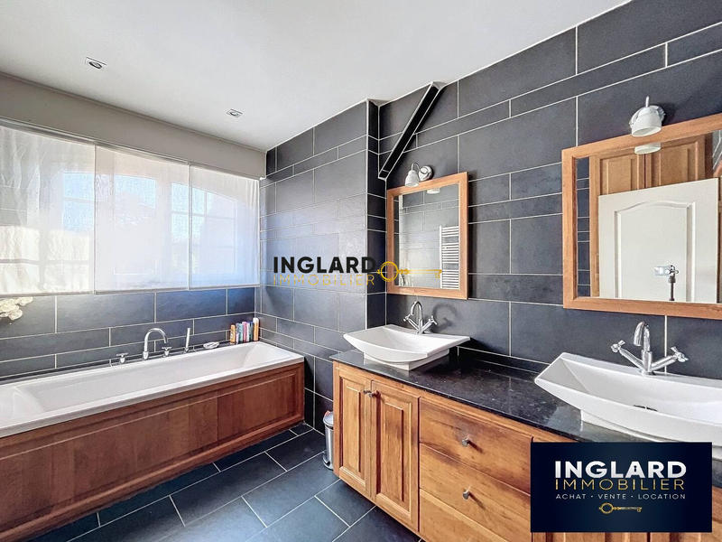 Maison - 243 m² - 10 pièces