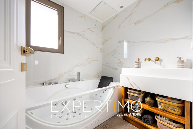 Maison - 230 m² - 9 pièces