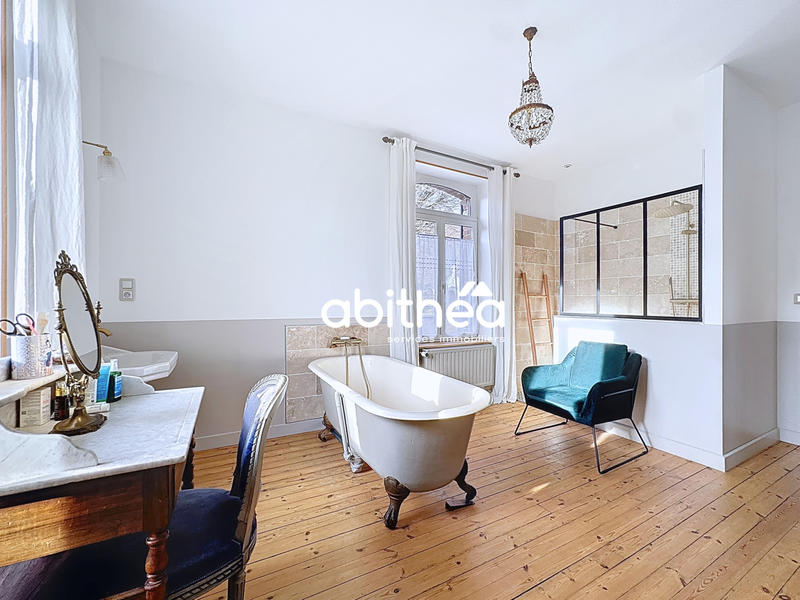 Maison - 327 m² - 9 pièces