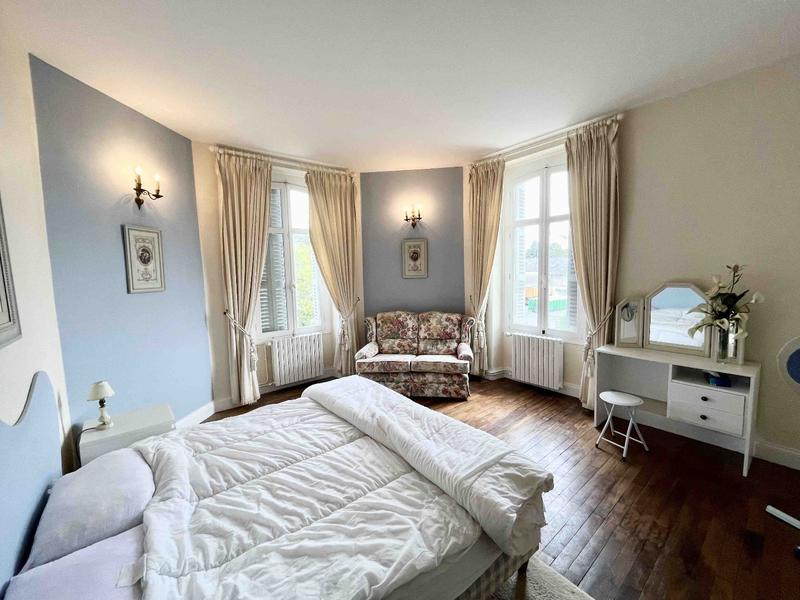 Maison - 222 m² - 9 pièces