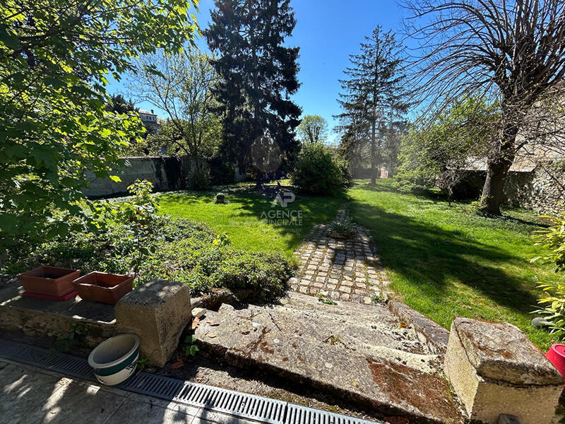 Maison - 237 m² - 8 pièces